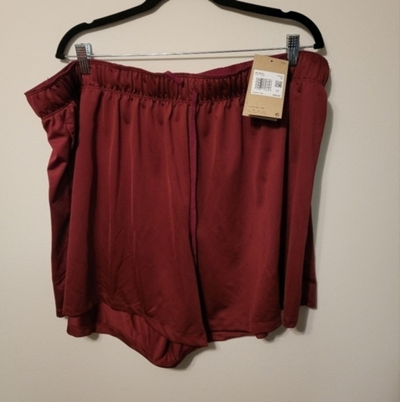 Women's Nike Shorts‎ - Picture 1 of 3